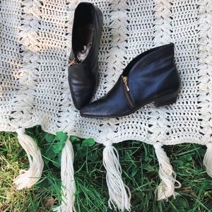 Gloria Vanderbilt vintage black booties size 7